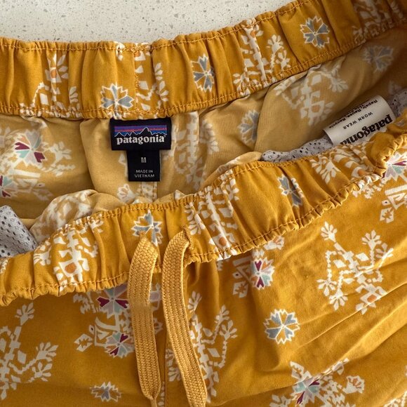 Yellow Floral Barely Baggies Medium Patagonia Shorts - Picture 3 of 4